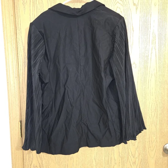 Elegant Black Blazer with Pleated Sleeves - Picture 3 of 7